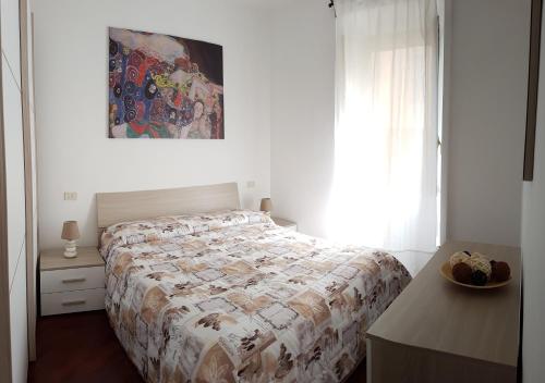 - une chambre avec un lit et une peinture murale dans l'établissement Saint Peter s roof, à Rome