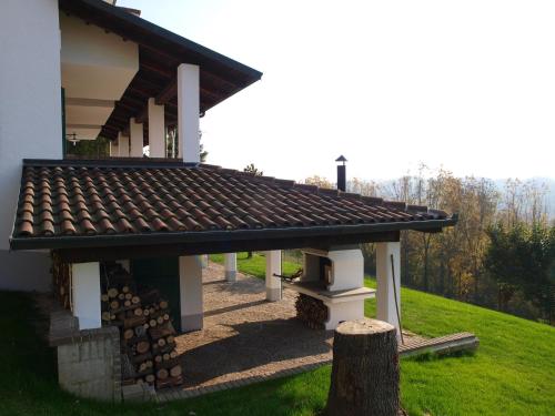 a building with a tiled roof on top of it at Agriturismo Sette Colli in Ferrere