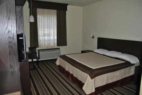 a hotel room with a bed and a television at Hotel Alameda Express in Matamoros