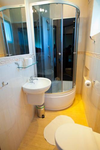 Willa Apollo tesisinde bir banyo
