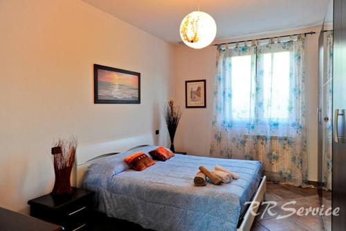 sypialnia z łóżkiem z 2 poduszkami w obiekcie Miluna B&B w mieście Nocera Umbra