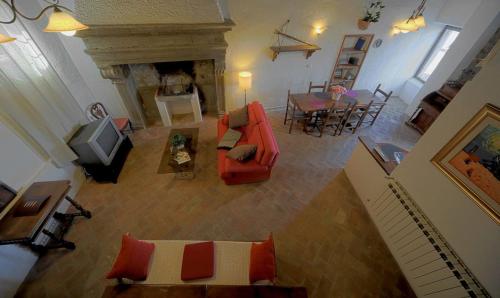 vistas panorámicas a una sala de estar con chimenea en Historic house, en Montefiascone