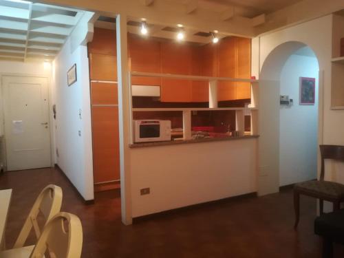 un soggiorno con cucina completa di forno a microonde di La Terrazza a Stresa