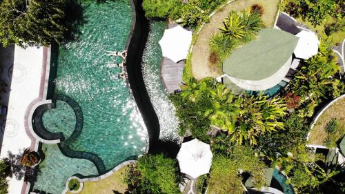 De Moksha Eco Friendly Boutique Resort في تاناه لوت: اطلالة علوية على مسبح في منتجع