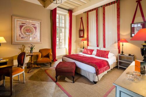 Schlafzimmer mit einem Bett, einem Tisch und Stühlen in der Unterkunft Château d'Augerville Golf & Spa Resort in Augerville-la-Rivière