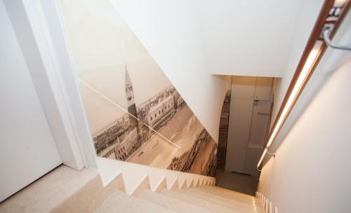 a stairwell with a picture of the eiffel tower at Silver Suite in Venice