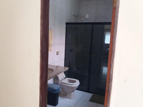 Ein Badezimmer in der Unterkunft Chacara Fernandes