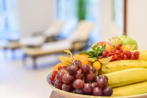 a bowl of fruit sitting on a table at Maritim Hotel Bremen in Bremen