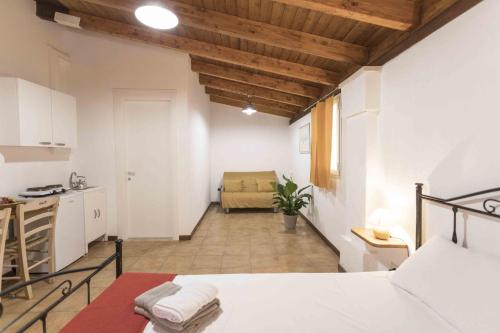 a kitchen and a living room with a bed in a room at Eloka in Torre Squillace