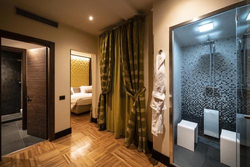 Łazienka z kabiną prysznicową i szklanymi drzwiami w obiekcie Solo Experience Hotel we Florencji