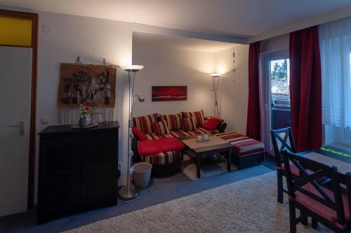 uma sala de estar com um sofá e uma mesa em Harznest em Braunlage