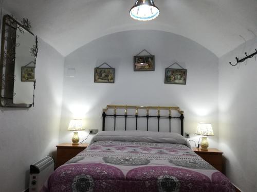 Postel nebo postele na pokoji v ubytování Cueva Tradicional El capricho