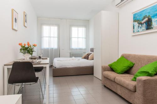 een woonkamer met een bank en een bed bij RESIDENCE LA FILANDA in Lancenigo