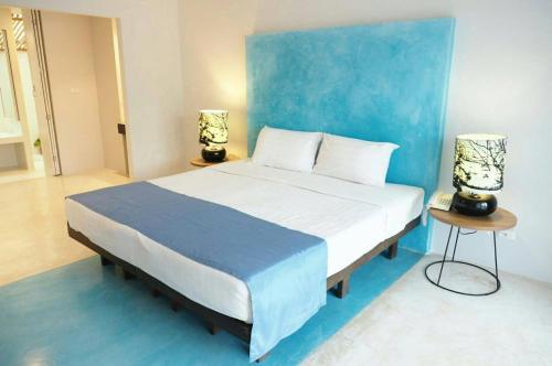 Una cama o camas en una habitación de Kochira