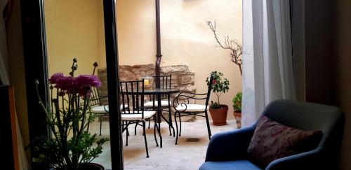 un soggiorno con tavolo e sedie su un patio di Castillo 13 a Cáceres