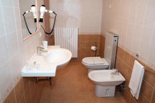 a bathroom with a sink and a toilet at HOTEL BUCA DI BACCO in Volta Mantovana