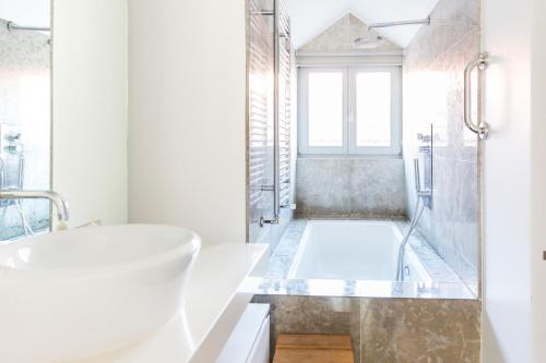 Et badeværelse på APOSENTUS - Downtown Porto Modern Penthouse