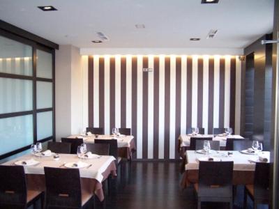 ein Esszimmer mit Tischen und Stühlen in einem Restaurant in der Unterkunft Hotel Arteixo in Arteixo