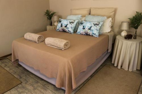 a bed with two pillows on top of it at Bietjie Rus in Addo