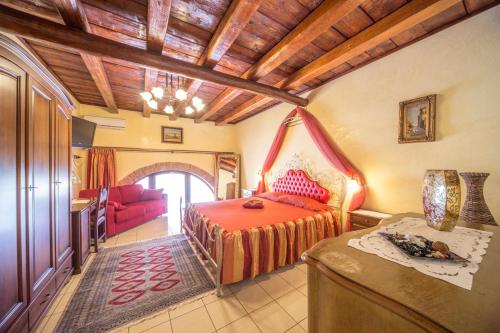 een slaapkamer met een bed en een rode bank bij Monte Tondo Winery in Soave