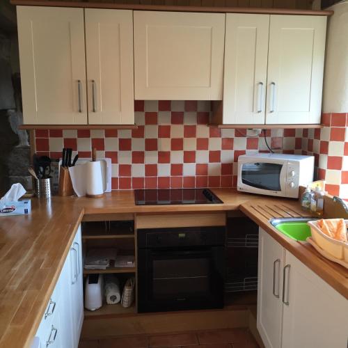 Una cocina o cocineta en Clara, Clement & Nelle - Character Cottages