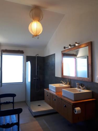 プラゼーレスにあるAu petit Madèreのバスルーム(シンク2台、大きな鏡付)