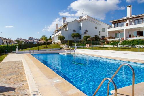 basen przed domem w obiekcie Riviera Playa w mieście Mijas Costa