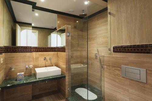 Ένα μπάνιο στο The Ruby Apartment with Private Swimming Pool - Hivernage Quarter - By Goldex Marrakech