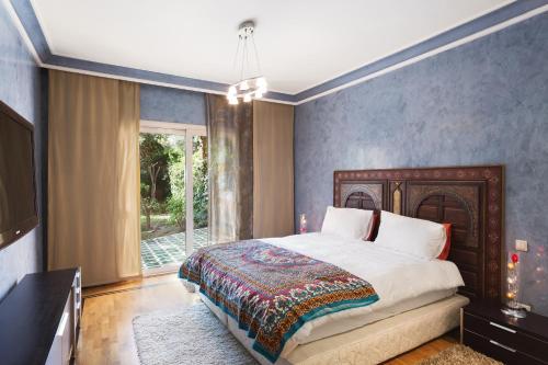 En eller flere senge i et værelse på The Ruby Apartment with Private Swimming Pool - Hivernage Quarter - By Goldex Marrakech