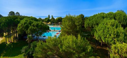 Il Tridente Camping Village veya yakınında bir havuz manzarası