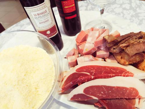 ホテルの敷地内または近くでの食事または食べ物