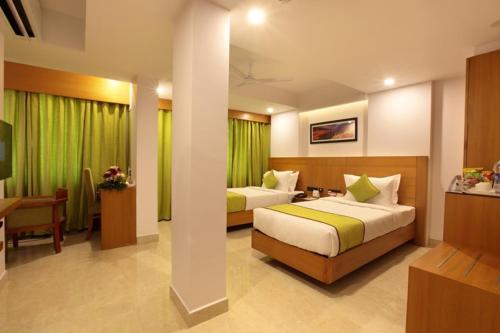 Un pat sau paturi într-o cameră la Hotel Park Residency