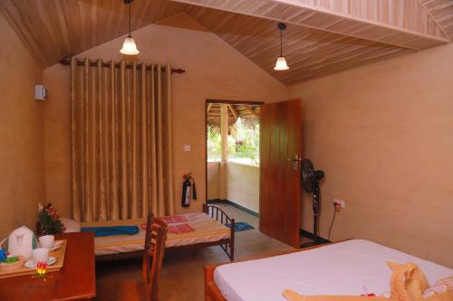 Postel nebo postele na pokoji v ubytování Hôtel Niyagala Lodge Sigiriya
