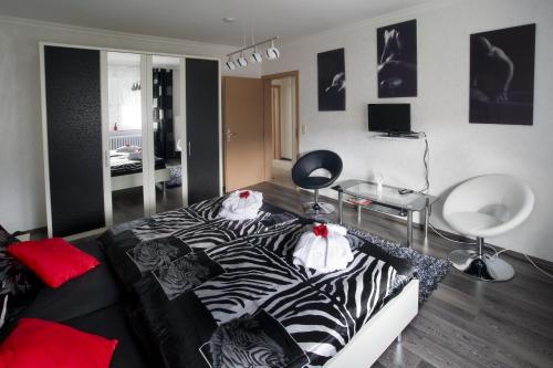 ein Bett mit Zebramuster im Wohnzimmer in der Unterkunft Gästehaus Edith, 4-Sterne für 2 Personen in Trittenheim