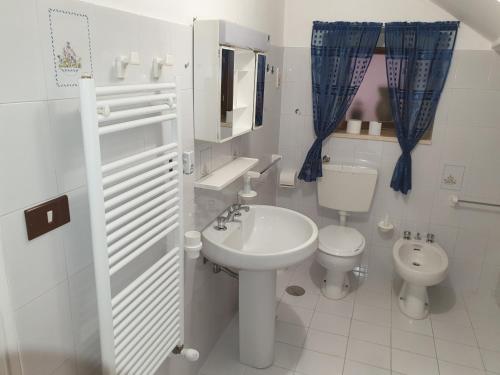 アルベロベッロにあるNonno Angeloの白いバスルーム(トイレ、シンク付)