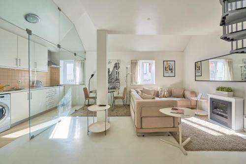uma sala de estar com um sofá e uma mesa em Salgadeiras Suites - Bairro Alto em Lisboa