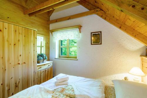 Brod na Kupi的住宿－Osmak in Gusti Laz (Haus für 4 Personen)，一间卧室设有一张床和一个窗口