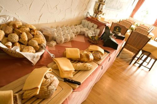 a table topped with lots of different types of bread at City Partner Hotel Holländer Hof in Heidelberg