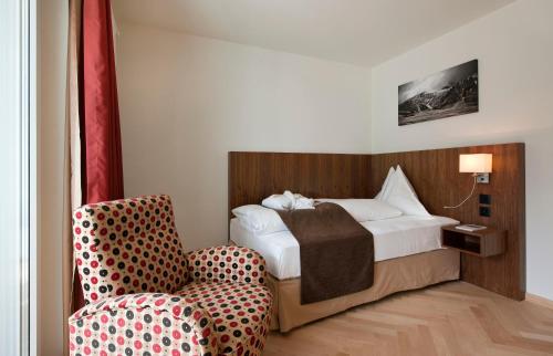 Postel nebo postele na pokoji v ubytování Waldhotel & SPA Davos - for body & soul