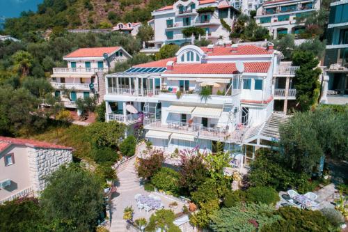 una vista aérea de un edificio de una ciudad en Sun Rose Apartments Sveti Stefan, en Sveti Stefan