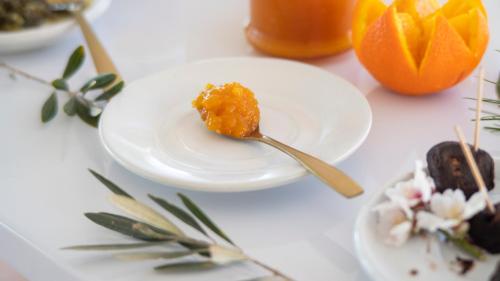 una cuchara con un trozo de comida en un plato en Nature Suites Puig Campana by AR Hotels & Resorts, en Finestrat