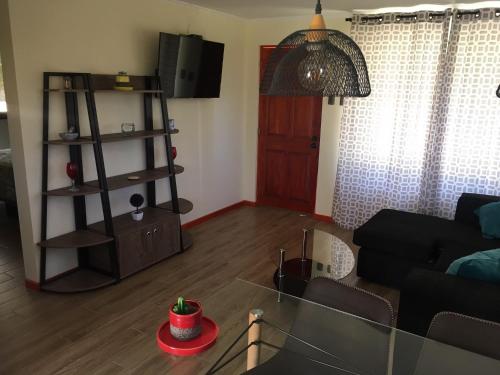 uma sala de estar com um sofá e uma mesa de vidro em Los Pinos de Quilvo em Romeral