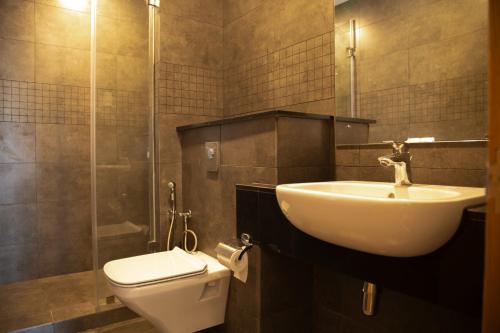 un baño con lavabo e inodoro en Prime Wave Residence, en Mount Lavinia