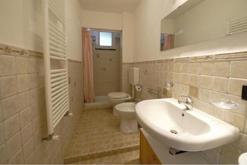 een badkamer met een wastafel en een toilet bij Casa Elena in Moneglia