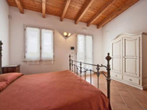 una camera con un letto in una stanza con finestre di Agriturismo Arangèa a Lequile