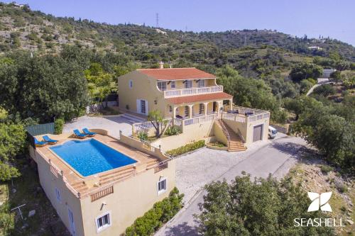 uma vista aérea de uma casa com piscina em Villa Florencio em Estoi