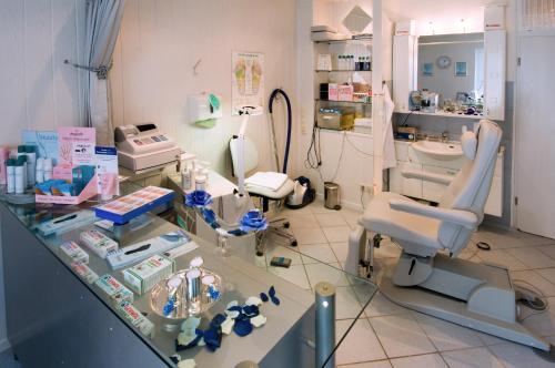 a room with a dental clinic with a table and chairs at Gästehaus Edith, 4-Sterne für 2 Personen in Trittenheim