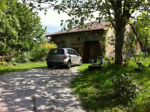 une voiture garée devant un immeuble dans l'établissement La grange, à La Houssière