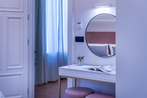 Ένα ή περισσότερα κρεβάτια σε δωμάτιο στο LESTEL Boutique Suites