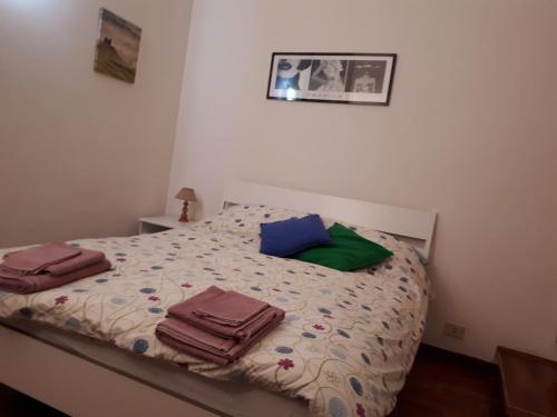 um quarto com uma cama com toalhas em Marina em Roma